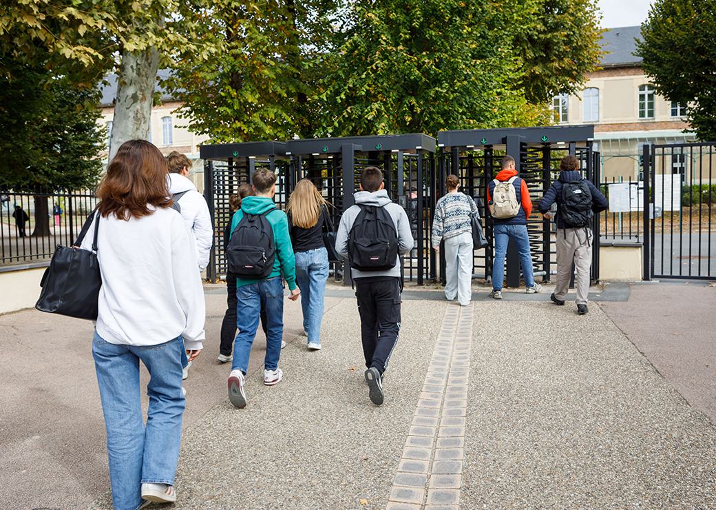 portique de sécurité à l'entrée d'un lycée