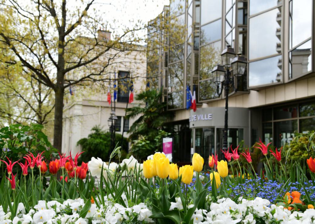 Hôtel de ville de Courbevoie avec parre-terre de fleurs