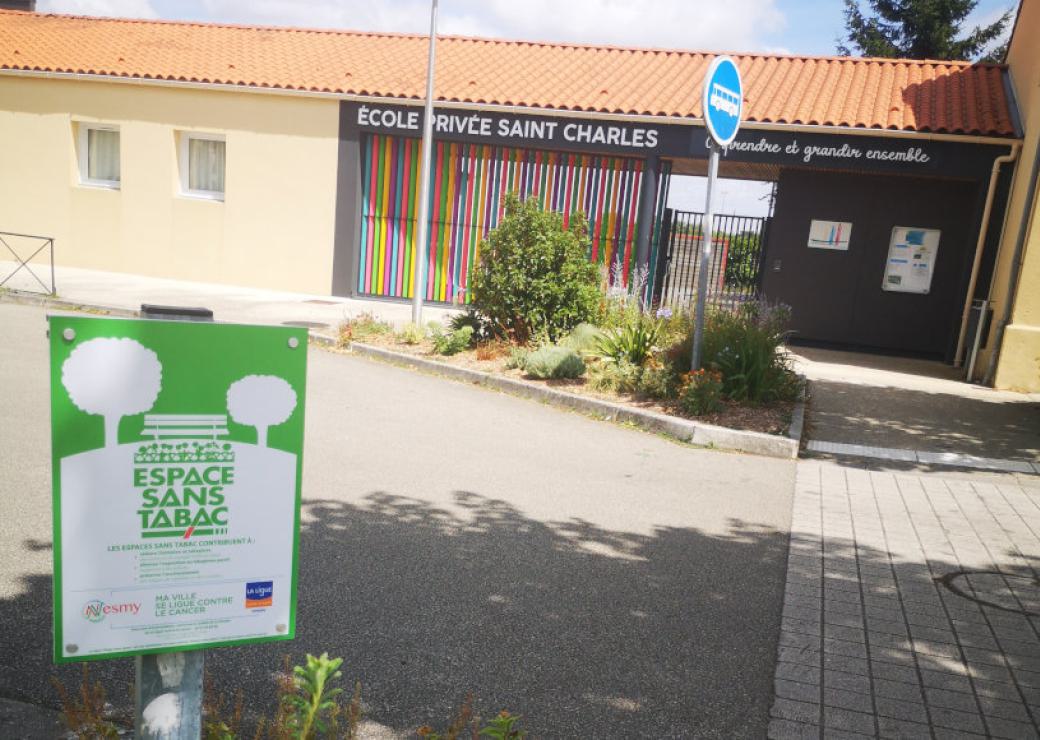 Un panneau espace sans tabac, devant l''école privée saint charles à Nesmy