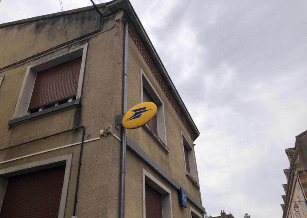 Un bâtiment avec le logo la poste