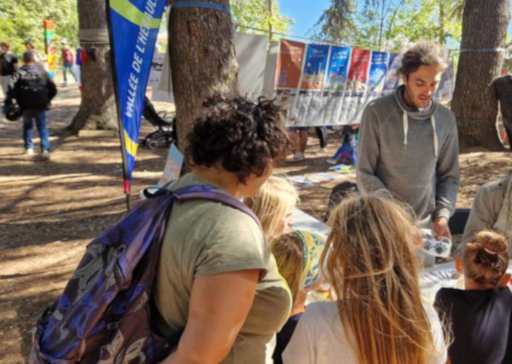 Des personnes, dont des enfants réunis en plein air