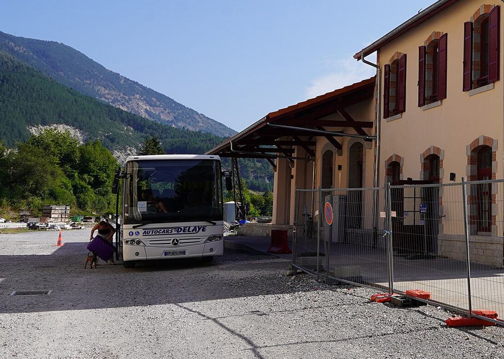 autocar devant une gare rurale