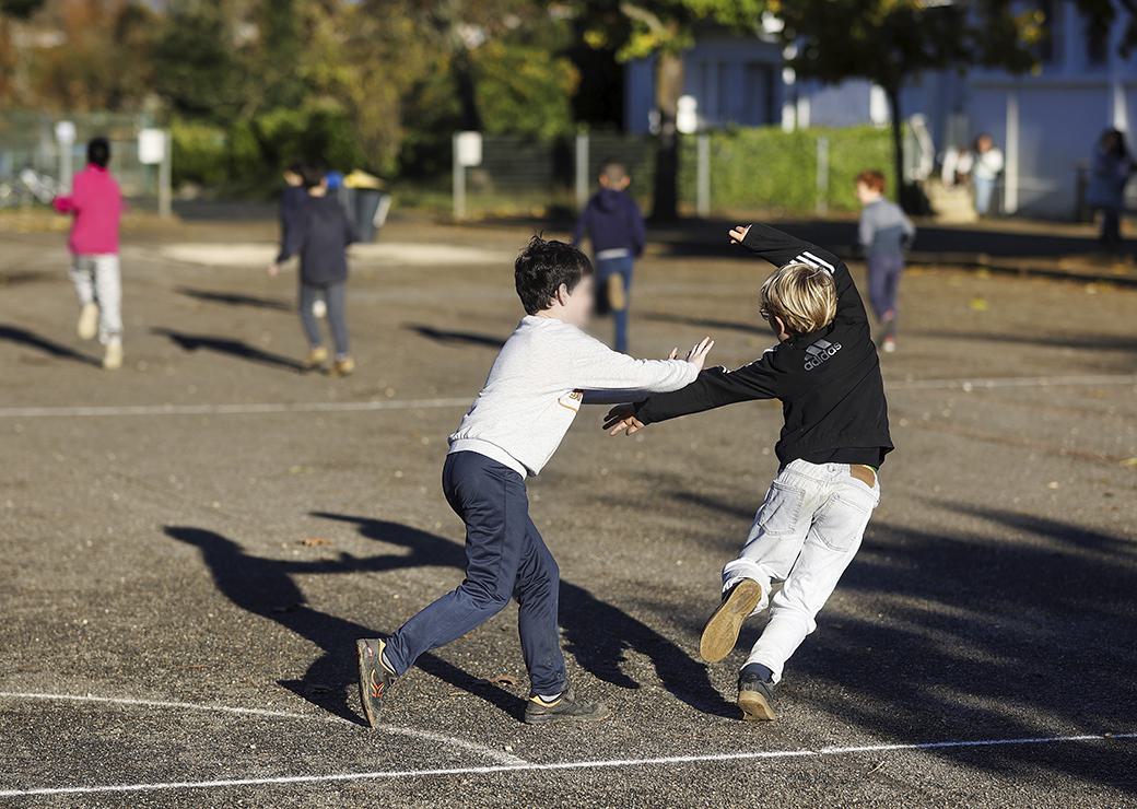 des enfants dans la cour de récréation 