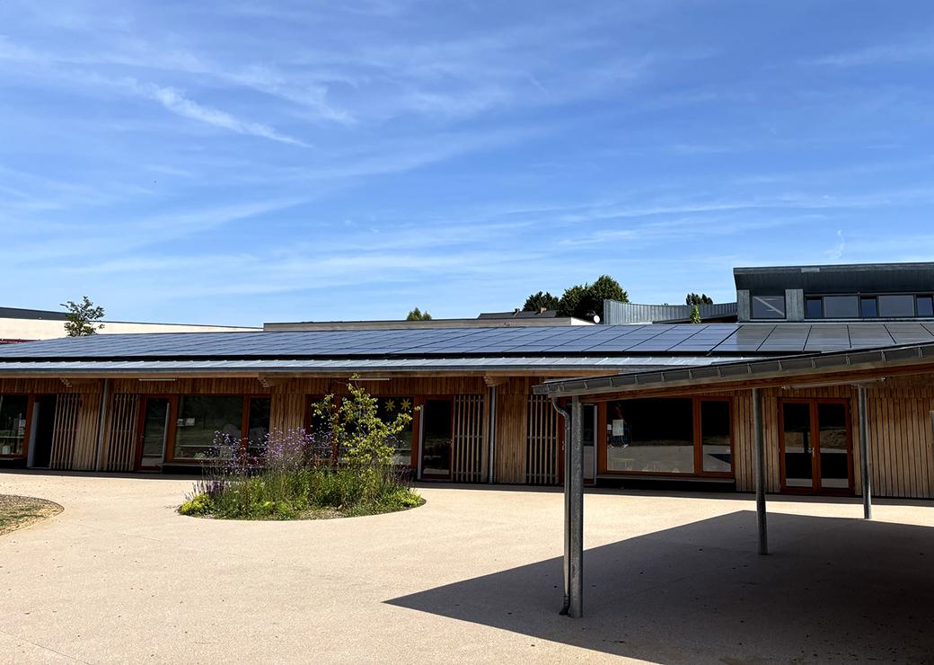 panneaux solaires sur le toit d'une école