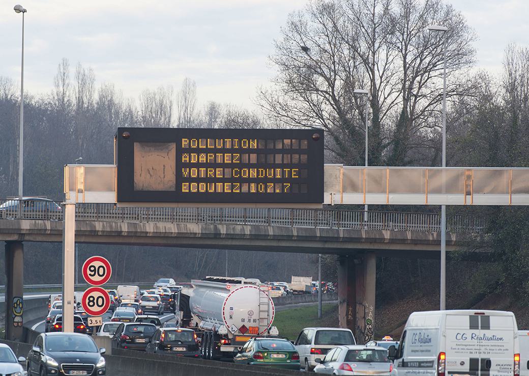 panneau d'avertisement à la pollution surune route