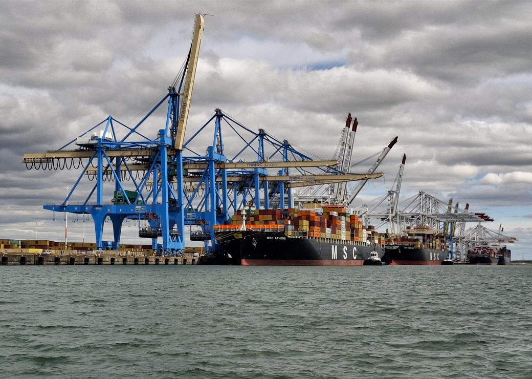 des navires de commerce dansle port du Havre