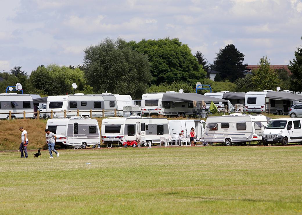 Installation illegale de gens du voyage sur un terrain de sport