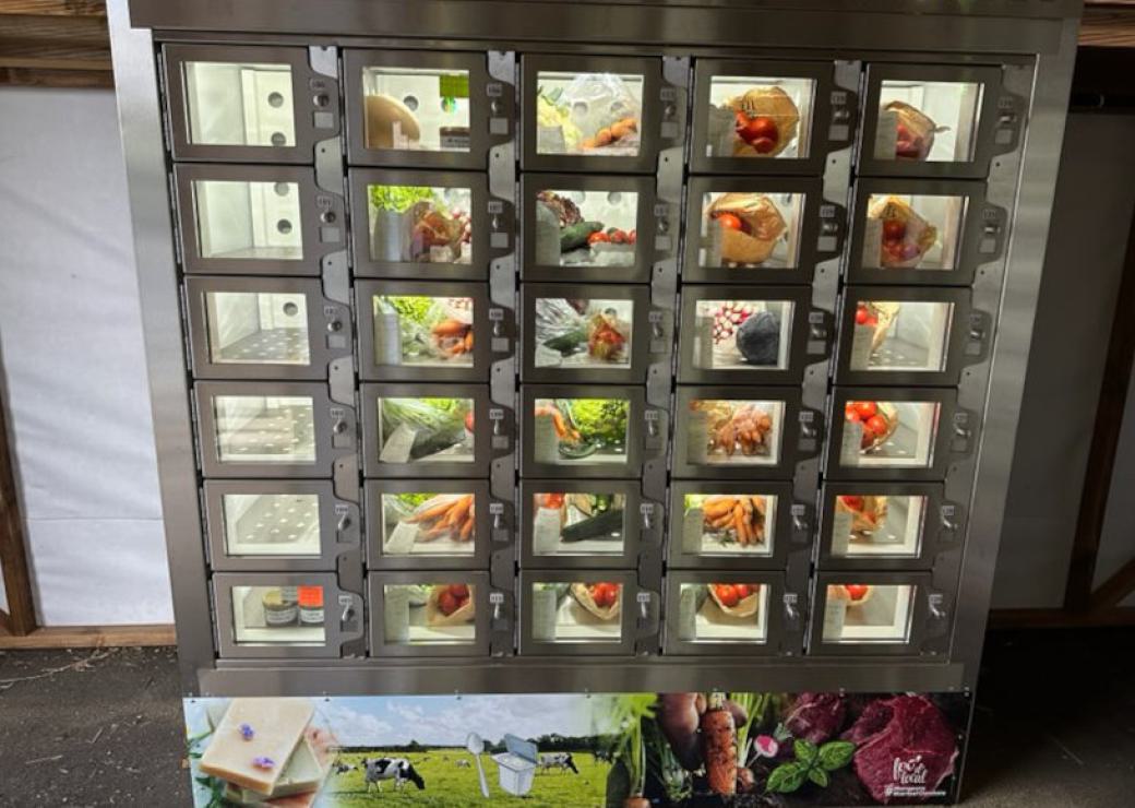 Distributeurs automatique avec 35 cases contenant de la nourriture
