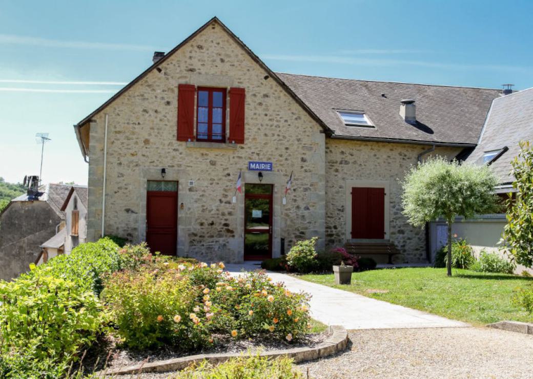 Bâtiment de pierre sur lequel on peut lire "mairie"