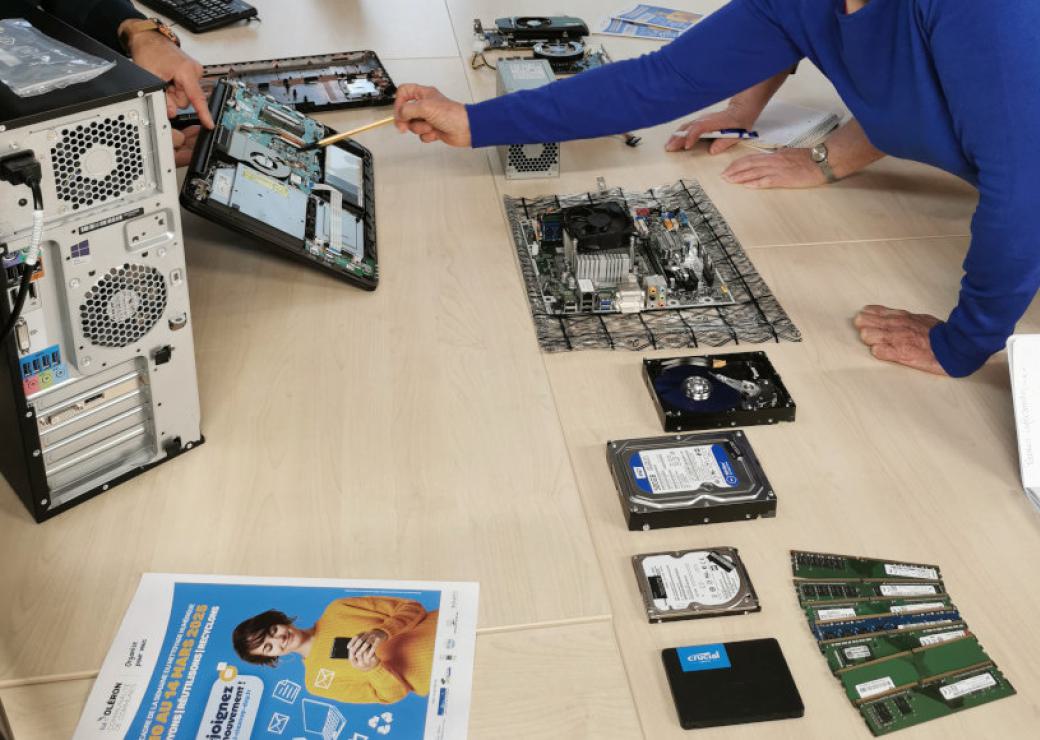 Zoom sur un ordinateur désossé, avec bras de personnes