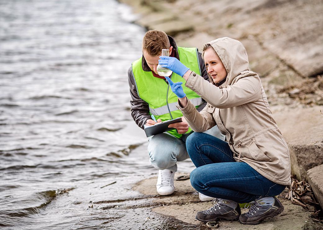 analyses d'eau dans une rivière 