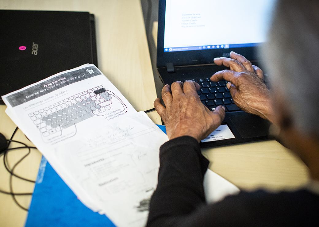 une dame agée apprend à se servir d'un ordinateur