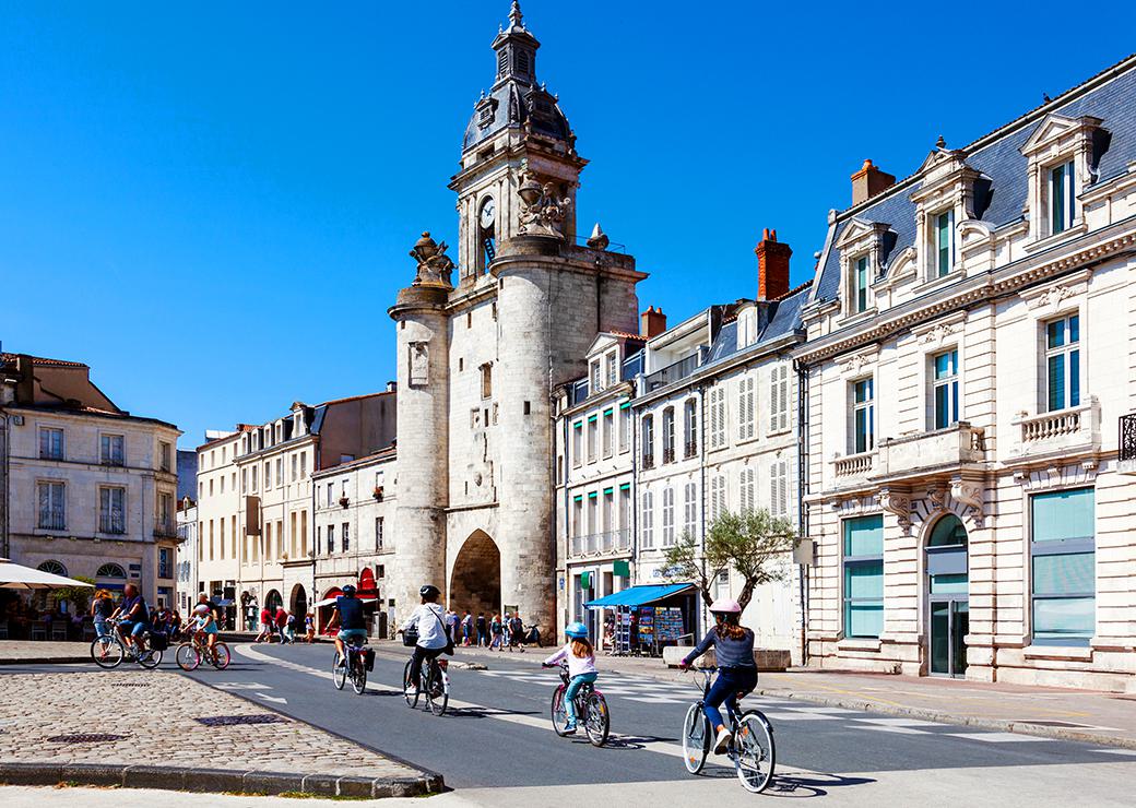 des cyclistes dans le centre ville de la Rochelle 