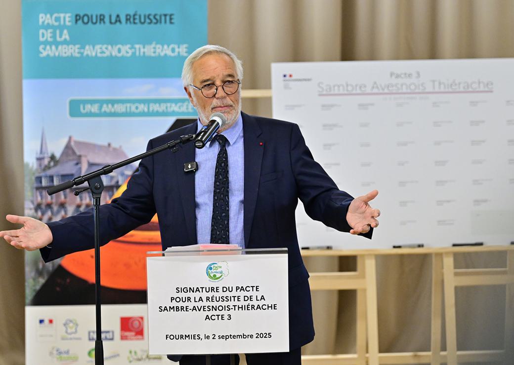 François Rebsamen lors de la signature du pacte Sambre-Avesnois-Thiérache (SAT)