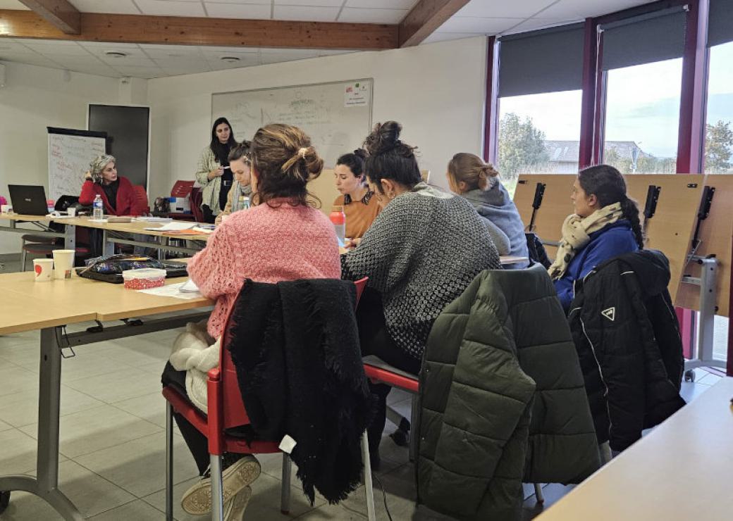 Des personnes autour d'une table de réunion