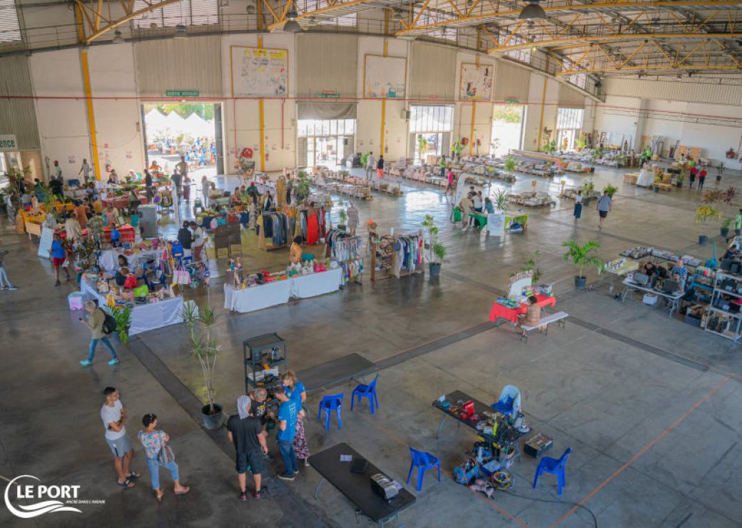 Stands installés dans un vaste entrepôt