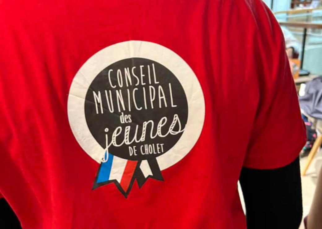 Dos d'une personne qui porte un T-Shirt sur lequel on peut lire: conseil municipal des jeunes de Cholet