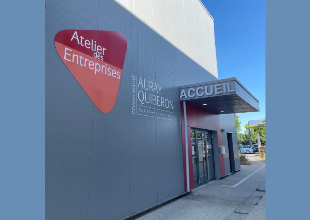 Batiment commercial sur lequel on peut lire "Atelier des entreprises Auray Quiberon"