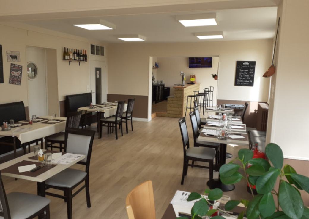 Une salle de restaurant