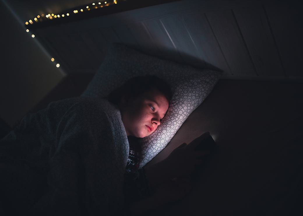 adolescente dans son lit