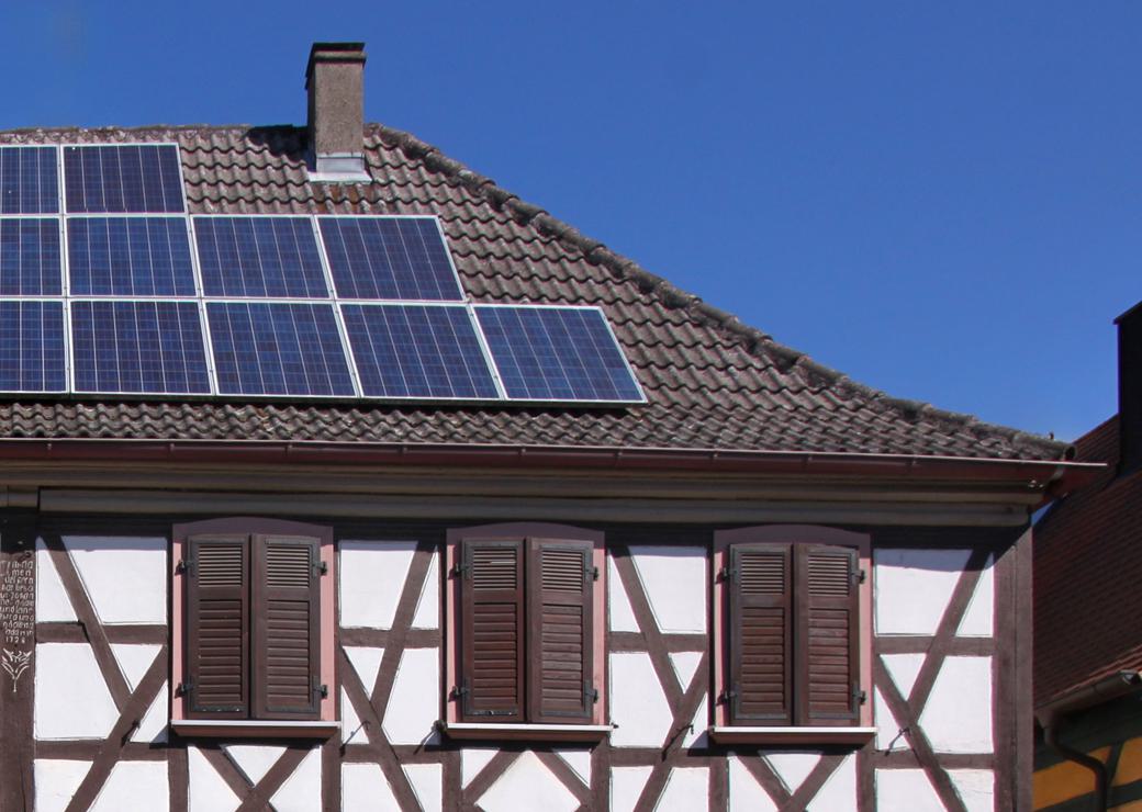 panneaux solaires sur le toit d'une maison à colombages