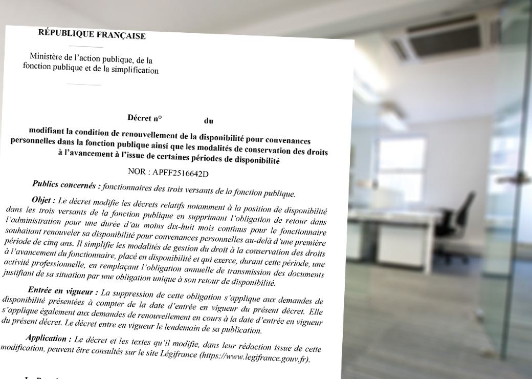 décret sur fond de bureau vide