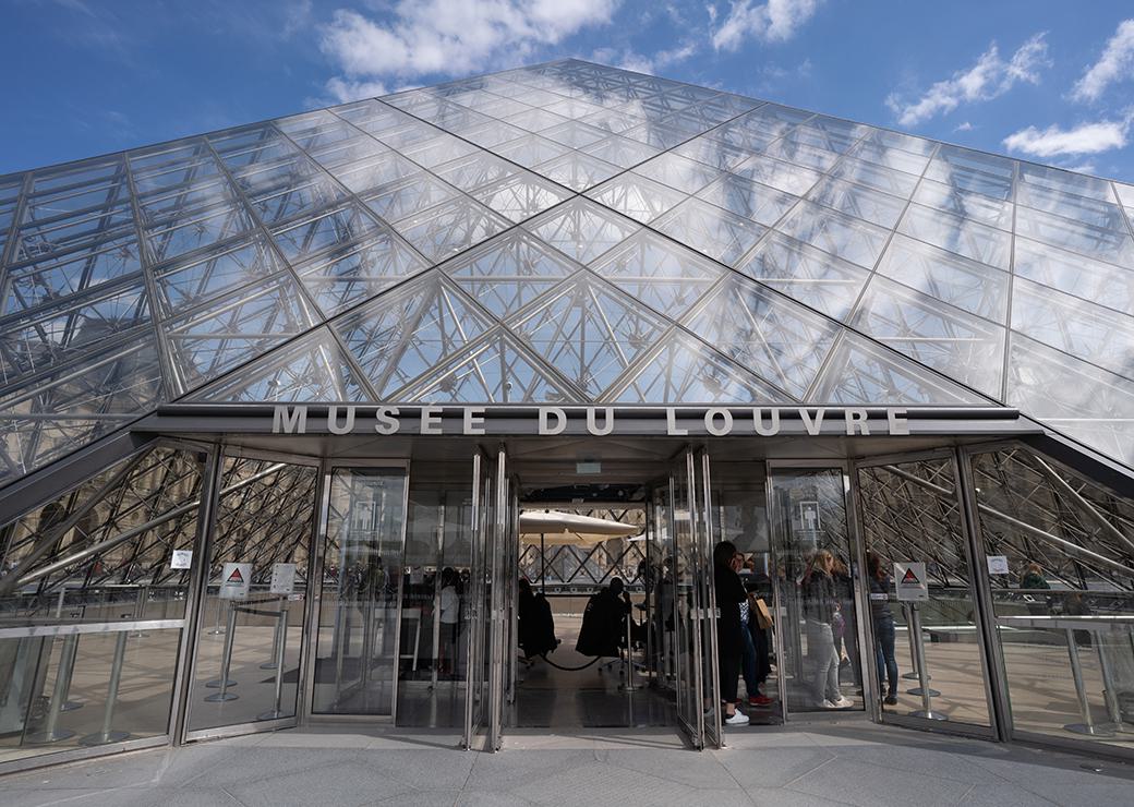 l'entrée du musée du Louvre
