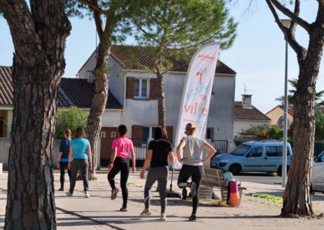 Des personnes en tenue de sport sur un trottoir