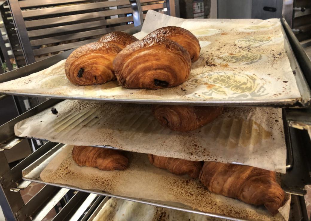 Croissants et pains au chocolat sur des chariots de service