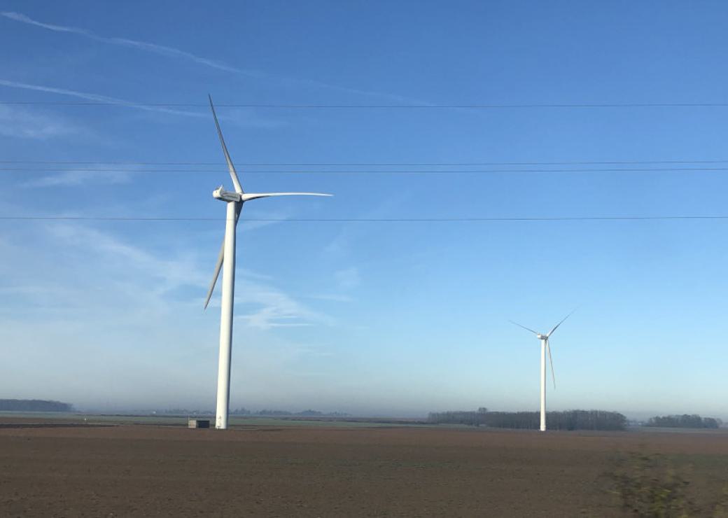 Eoliennes sur fond de ciel bleu