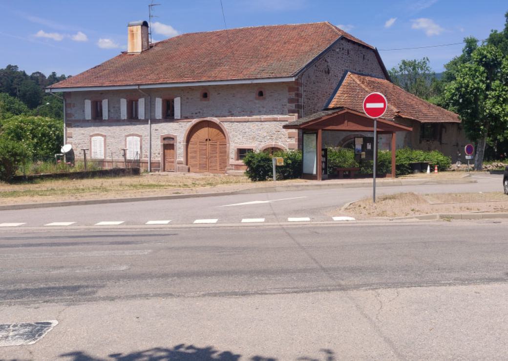 Une grande bâtisse ancienne, rénovée