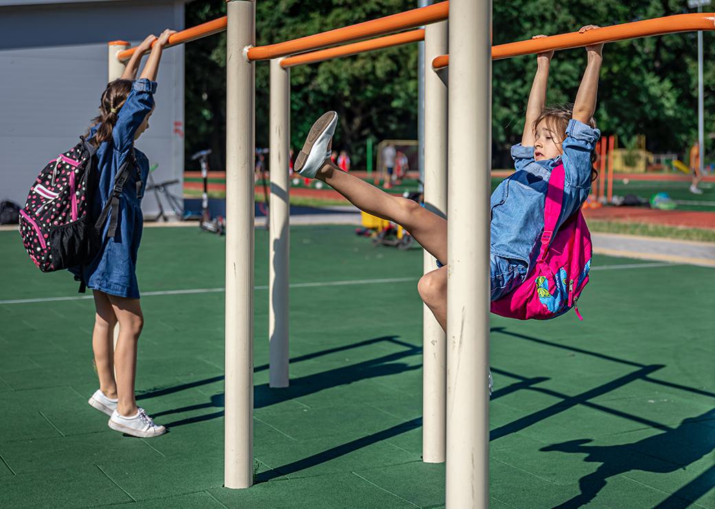 2 écolières s'amusent à la sortie de l'école 