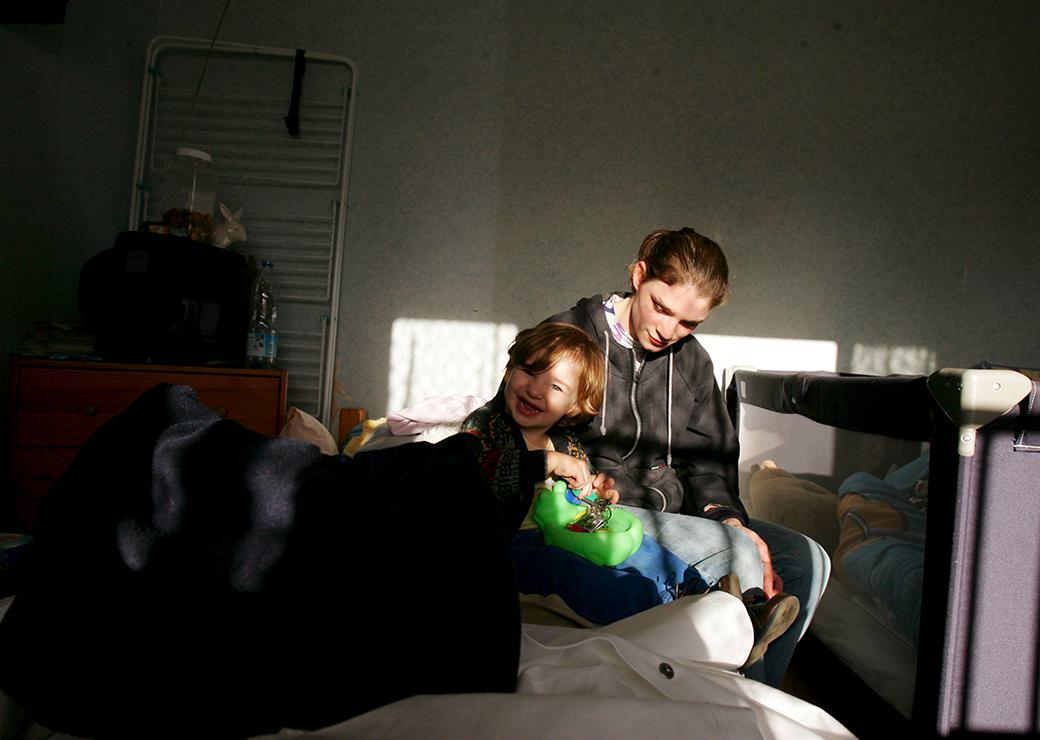 une mère et son enfant dans un foyer d'hébergement pour femmes victimes de violences