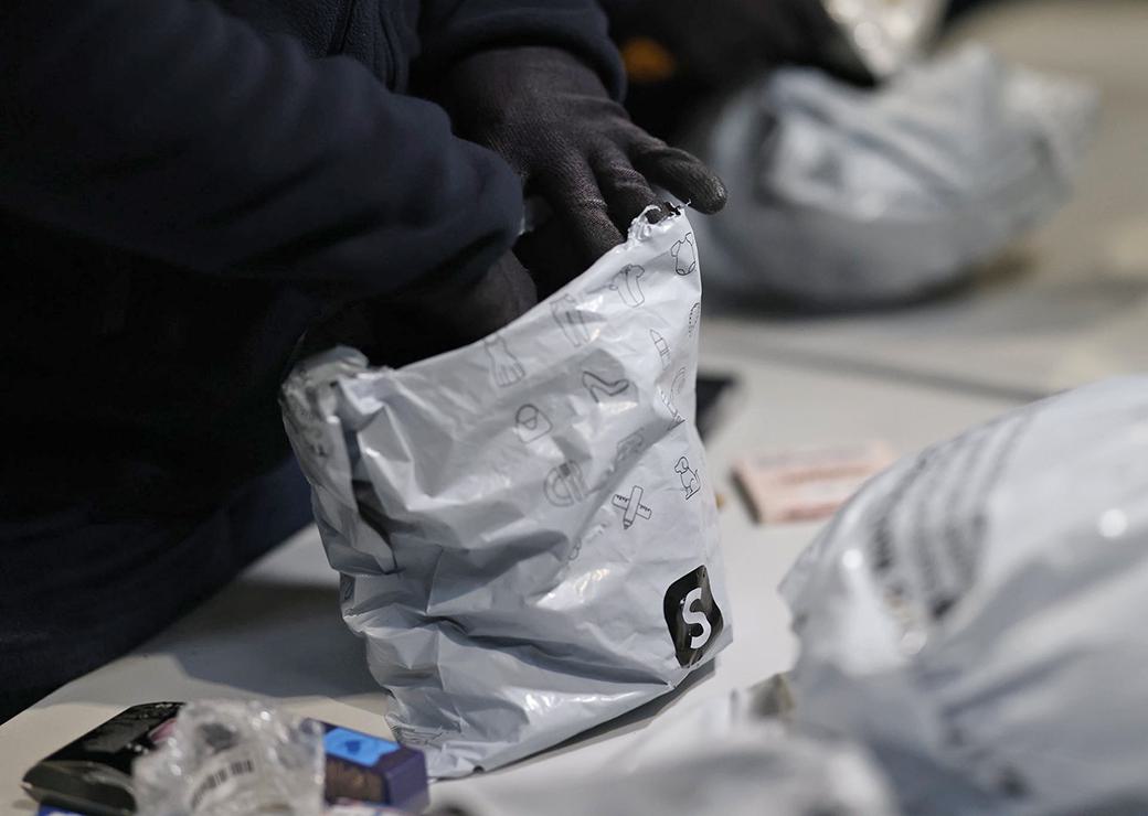controle des colis Shein à aéroport Roissy–Charles de Gaulle