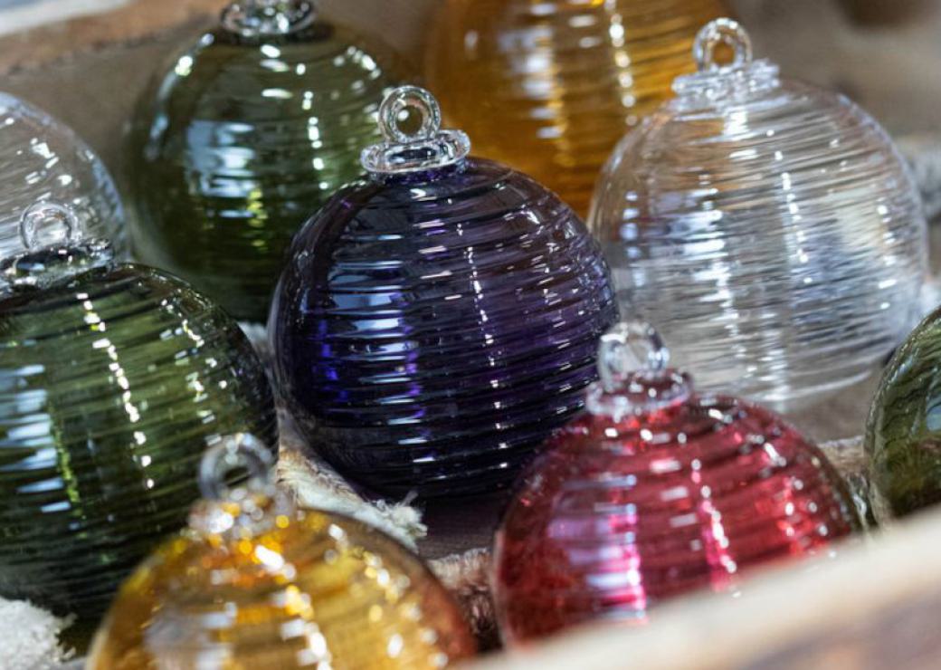 Boules de noël en verre coloré et strié