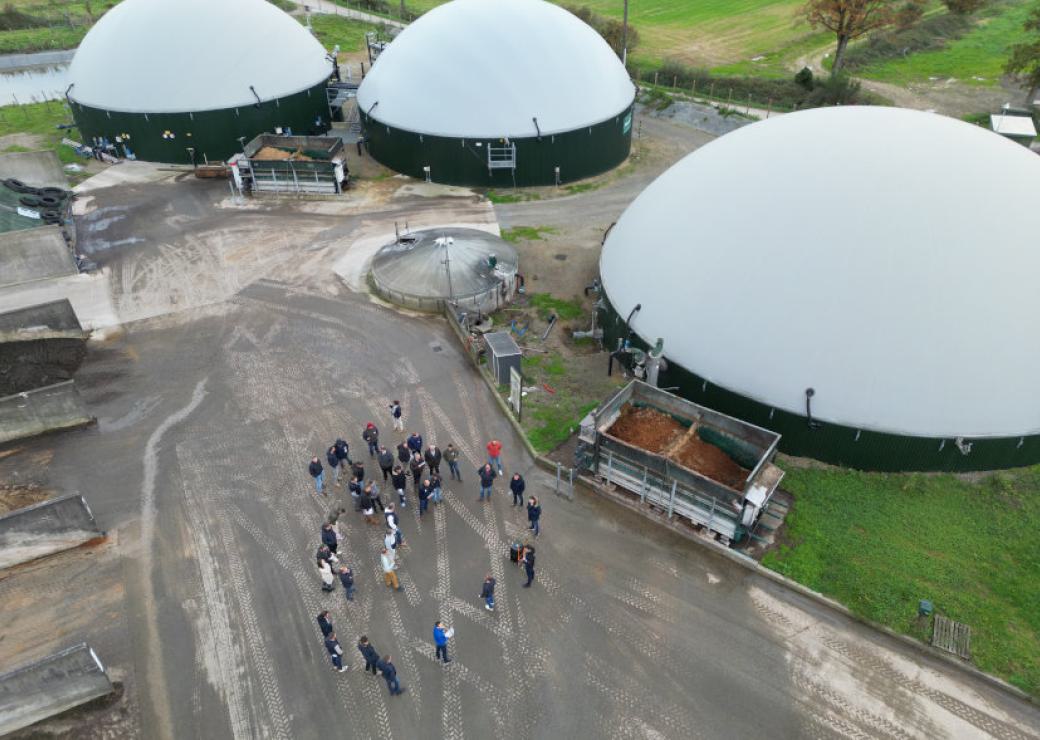 Vus du ciel, trois bâtiments aux toits sphériques