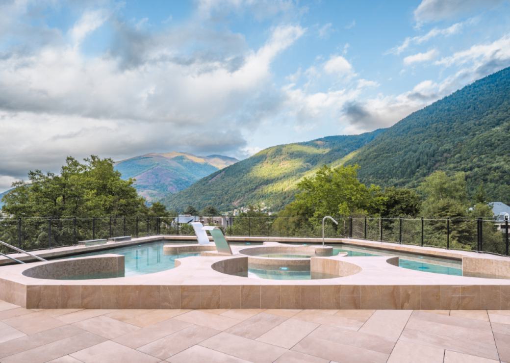Des bassins en terrasse avec vue sur les montagnes