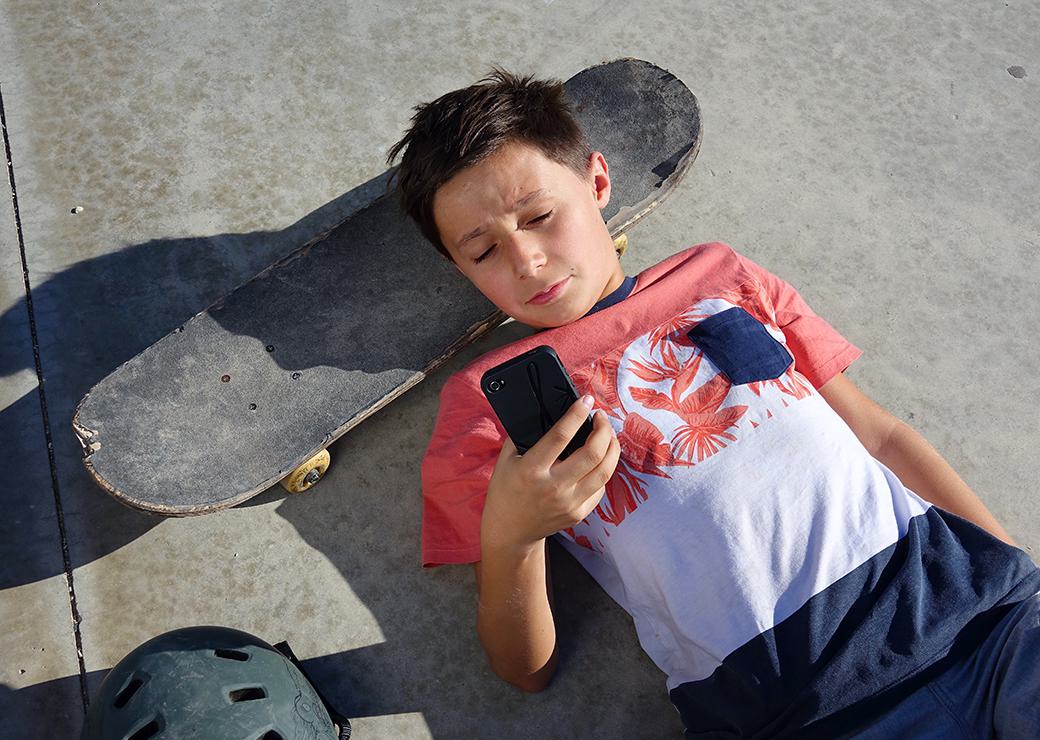 un adolescent avec un smartphone 