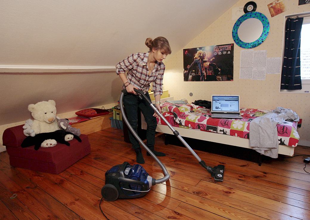 jeune adulte dans sa chambre d'enfant 