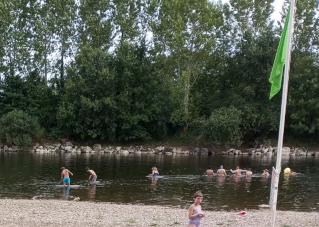 Enfants se baignant dans une rivière