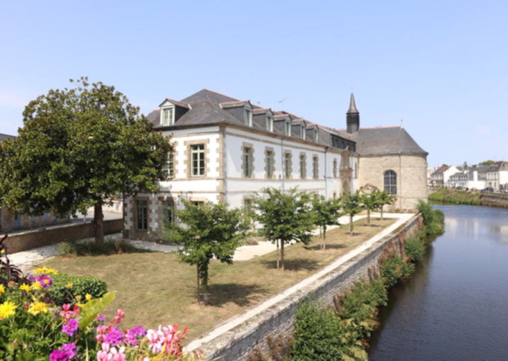 Vue d'un bâtiment ancien situé au bord d'un cours d'eau
