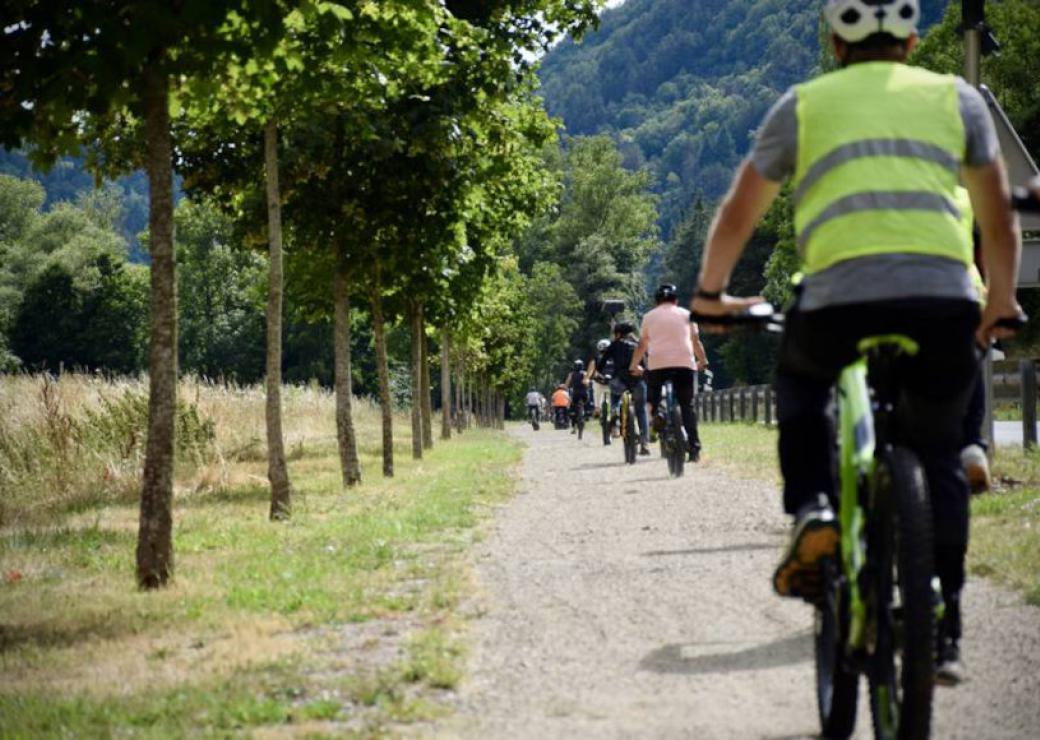 Sur un chemin, une file de cyclistes