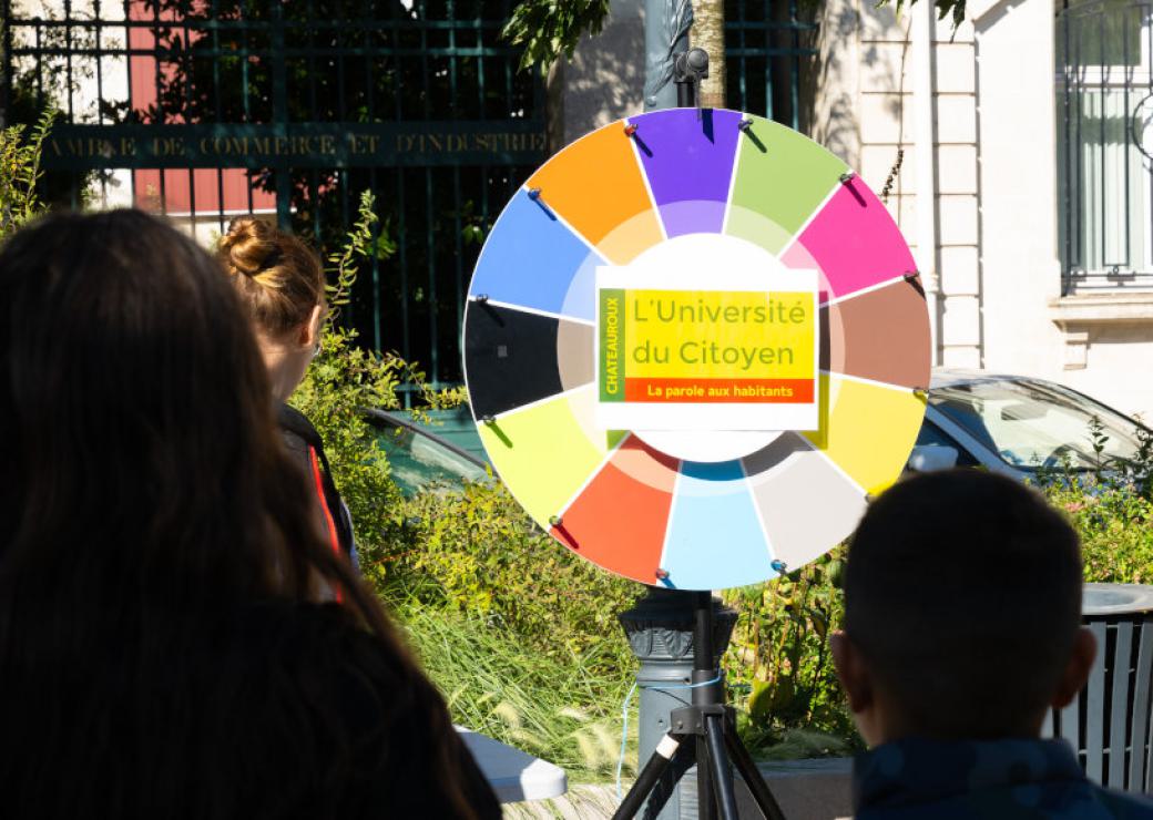 Un panneau rond sur lequel on peut lire "université du citoyen"