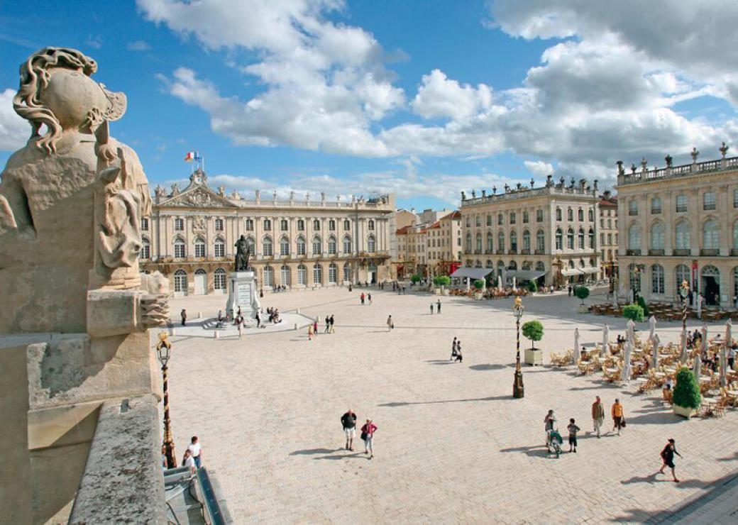 Grande place entourée de bâtiments de style classique