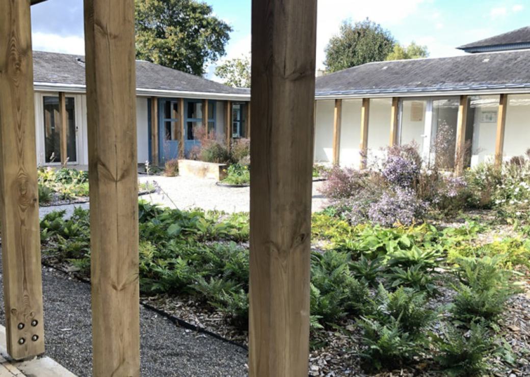 Vue d'un jardin entouré de coursives