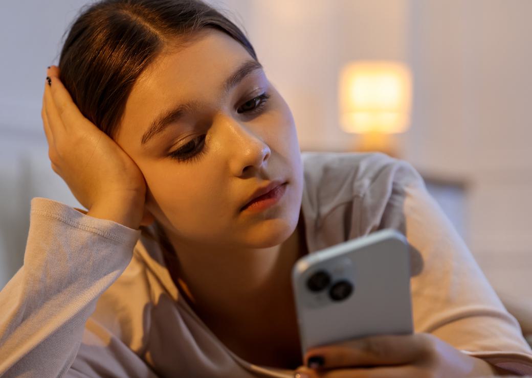 adolescente avec un smartphone 