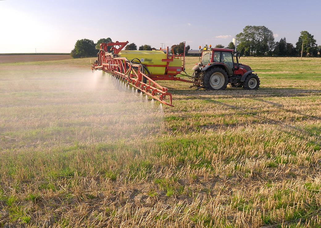épandage de pesticides dans un champs