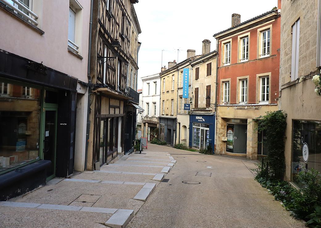 rue commerçante de La Réole en Gironde 