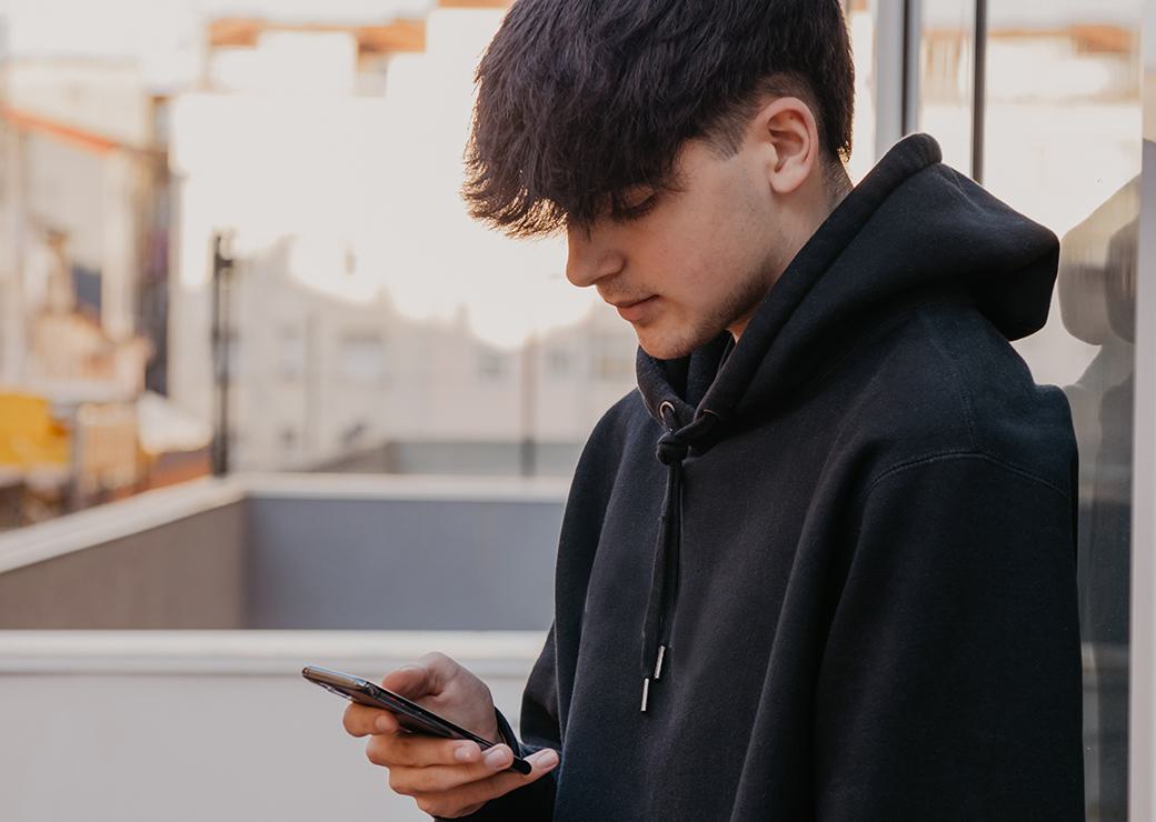 un lycéen avec un smartphone 