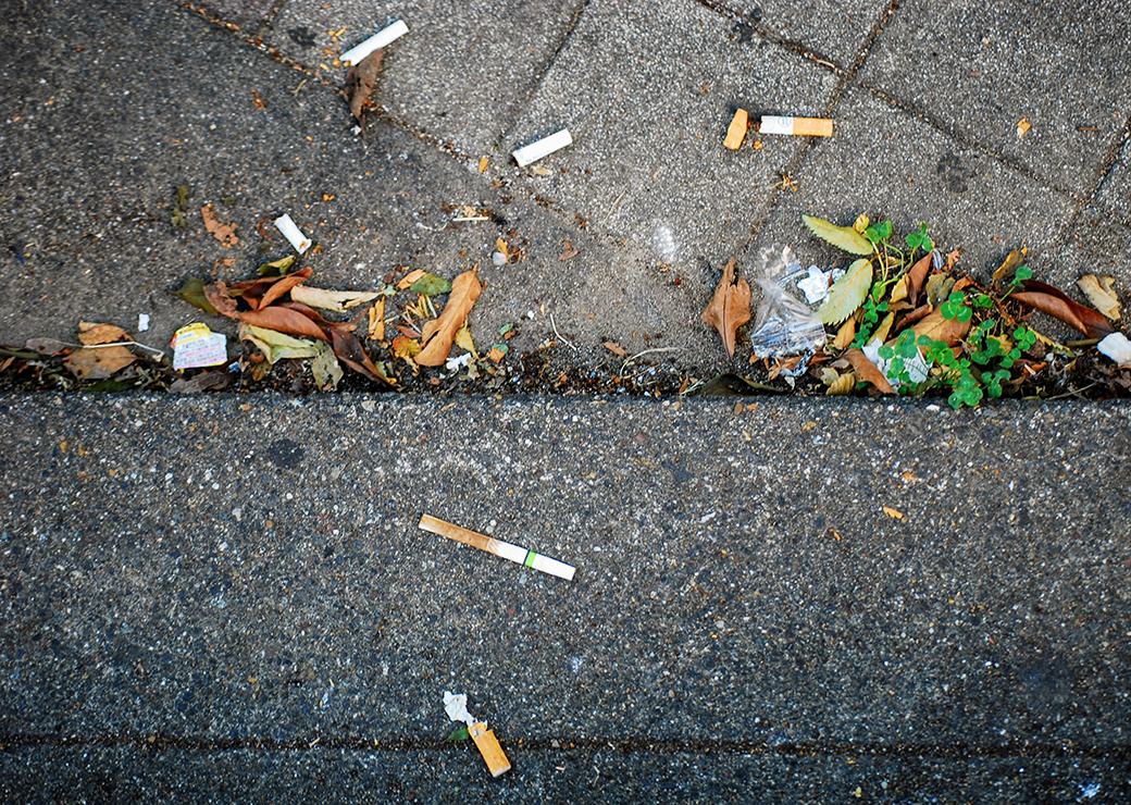 mégots sur le trottoir 